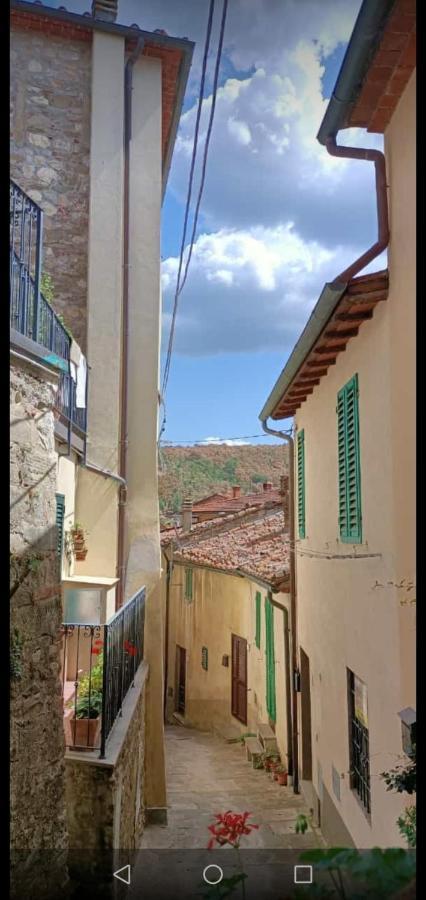 Casa Vacanze Vicolo Della Luna Ambra Exterior photo